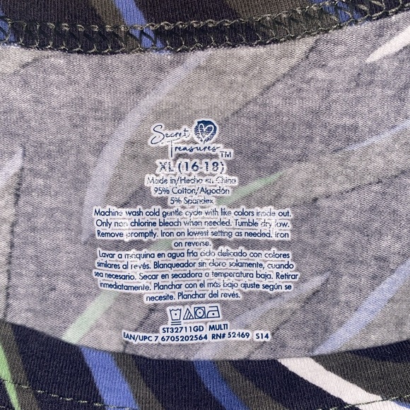 Secret Treasures gown with pockets on each side. Size 16/18 - Picture 3 of 3